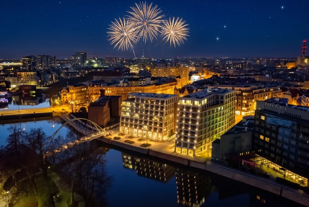 Budynek PONTI nad Odrą nocą